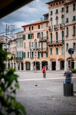 Bassano del Grappa, İtalya - 12 Haziran 2023: Bassano del Grappa, Veneto, İtalya 'nın tarihi binaları. Yüksek kalite fotoğraf