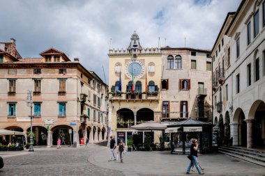 Bassano del Grappa, İtalya - 12 Haziran 2023: Bassano del Grappa, Veneto, İtalya 'nın tarihi binaları. Yüksek kalite fotoğraf