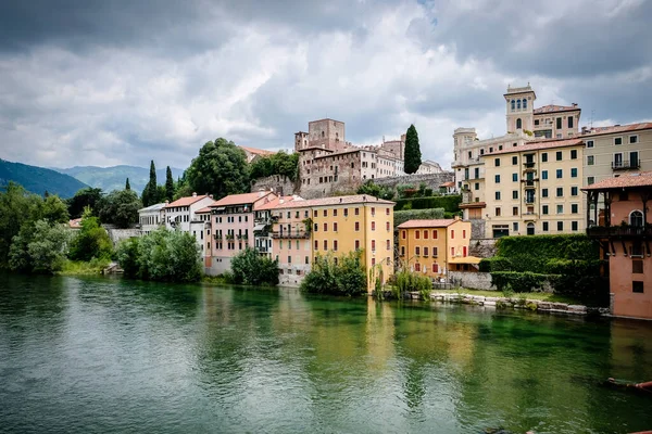 Bassano del Grappa, İtalya - 12 Haziran 2023: Bassano del Grappa, Veneto, İtalya 'nın tarihi binaları. Yüksek kalite fotoğraf