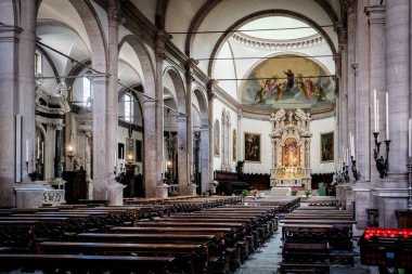 Belluno, İtalya - 9 Haziran 2023: San Martino, İtalya 'daki Minor Basilica' nın iç mekanı. Yüksek kalite fotoğraf