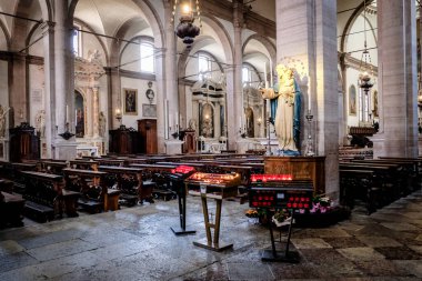 Belluno, İtalya - 9 Haziran 2023: San Martino, İtalya 'daki Minor Basilica' nın iç mekanı. Yüksek kalite fotoğraf