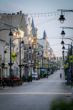 Lodz, Polonya - 7 Haziran 2023: Piotrkowska Caddesi, Lodz. Lodz, Polonya 'da kafeleri olan popüler bir yürüyüş sokağı. Yüksek kalite fotoğraf