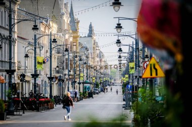 Lodz, Polonya - 7 Haziran 2023: Piotrkowska Caddesi, Lodz. Lodz, Polonya 'da kafeleri olan popüler bir yürüyüş sokağı. Yüksek kalite fotoğraf