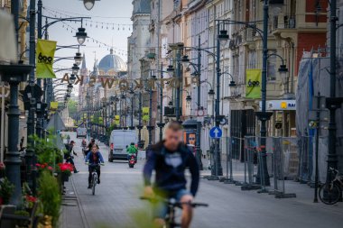 Lodz, Polonya - 7 Haziran 2023: Piotrkowska Caddesi, Lodz. Lodz, Polonya 'da kafeleri olan popüler bir yürüyüş sokağı. Yüksek kalite fotoğraf