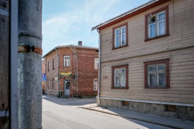 Limbazi, Letonya - 11 Temmuz 2023: Limbazi, Letonya. Yazın harici eski binalar. Yüksek kalite fotoğraf