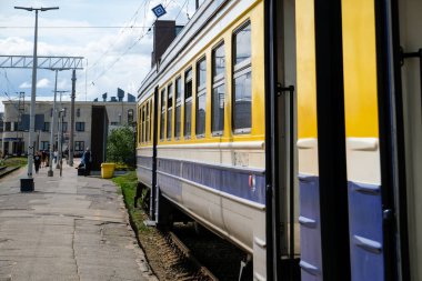 Riga, Letonya - 19 Temmuz 2023: Riga merkez tren istasyonu ve trenleri. Riga, Letonya. Yüksek kalite fotoğraf