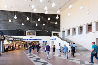 Riga, Letonya - 19 Temmuz 2023: Riga merkez tren istasyonu içi. Riga, Letonya. Yüksek kaliteli illüstrasyon