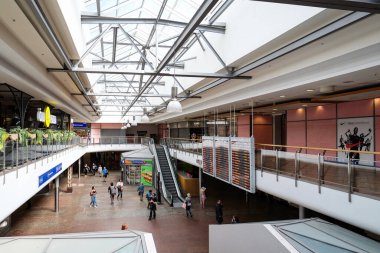 Riga, Letonya - 19 Temmuz 2023: Riga merkez tren istasyonu içi. Riga, Letonya. Yüksek kaliteli illüstrasyon