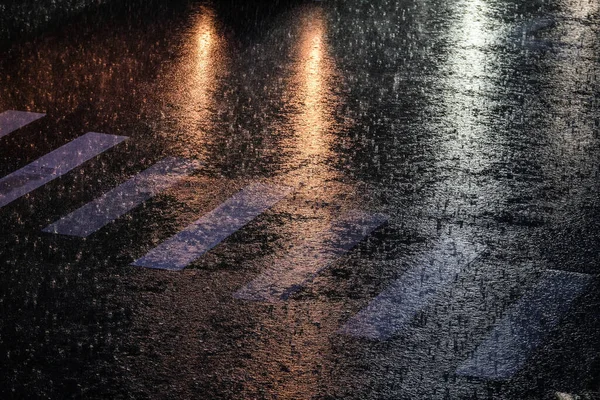 Şiddetli Yağmurlar Şehirde Sağanak Yağış Akşamları Sokakta Yağmur Sokakları Sel — Stok fotoğraf