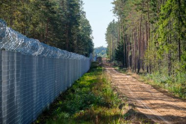 Silene, Letonya - 26 Eylül 2023: Letonya - Belarus sınırında, Belaruslu mültecilere karşı dikenli tellerle çit kuruldu. Yüksek kalite fotoğraf