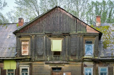 Eski, terk edilmiş, tahrip edilmiş bir ahşap ev. Ahşap mimari, ıssızlık, yalnızlık. Yüksek kalite fotoğraf