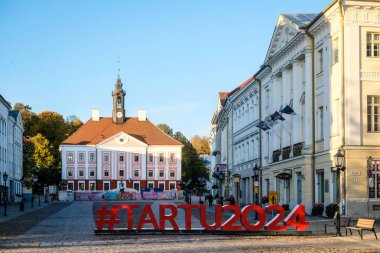 Tartu, Estonya - 21 Ekim 2023: Tartu, Estonya 'nın ana meydanı belediye binasıdır. 2024 Avrupa Kültür Başkenti logosu Tartu olacak. Yüksek kalite fotoğraf