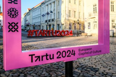 Tartu, Estonya - 21 Ekim 2023: Tartu, Estonya 'nın ana meydanı belediye binasıdır. 2024 Avrupa Kültür Başkenti logosu Tartu olacak. Yüksek kalite fotoğraf