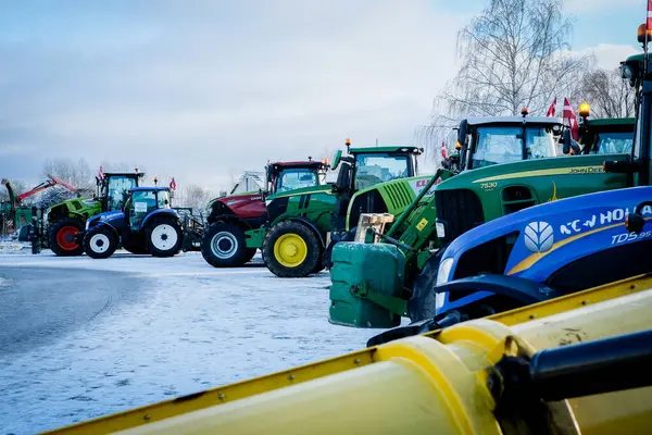 Bauska, Letonya - 5 Şubat 2024: Letonya 'nın Bauska kentinde çiftçiler protesto gösterisi. Çiftçiler şehirde trafiği traktörlerle engelliyor. Yüksek kalite fotoğraf