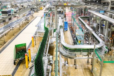 Pilsen, Çek Cumhuriyeti - 3 Mayıs 2024: Plzen, Çek Cumhuriyeti 'ndeki bira fabrikası Pilsner Urquell şişe fabrikası ve fabrikası. Yüksek kalite fotoğraf