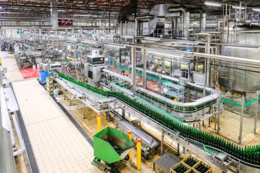 Pilsen, Çek Cumhuriyeti - 3 Mayıs 2024: Plzen, Çek Cumhuriyeti 'ndeki bira fabrikası Pilsner Urquell şişe fabrikası ve fabrikası. Yüksek kalite fotoğraf