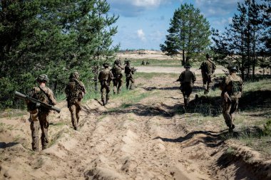 Adazi, Letonya... 11 Haziran 2024, Adazi eğitim sahasında silahlı Letonya ordu treninin askerleri ve ulusal muhafızları. Letonya bir NATO ülkesidir. Yüksek kalite fotoğraf