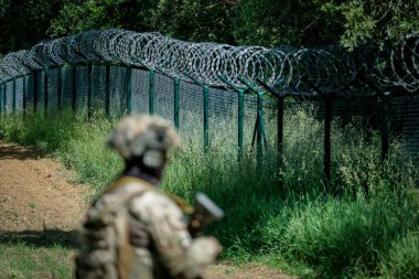 Karsava, Letonya - 18 Haziran 2024: Letonya-Rusya sınırı, Letonya 'nın çit ve tahkimat yaptığı yer. - Evet. Yüksek kalite fotoğraf
