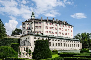 Innsbruck, Avusturya - 17 Ağustos 2024: Ambras Castle veya Schloss Ambras Innsbruck Avusturya 'nın başkenti Innsbruck' ta yer alan bir kaledir. Yüksek kalite fotoğraf