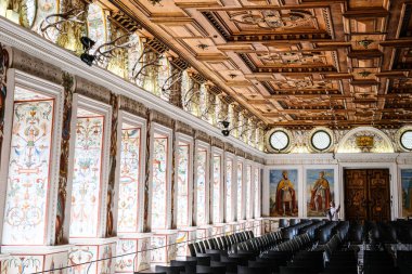 Innsbruck, Avusturya - 17 Ağustos 2024: Ambras Castle veya Schloss Ambras Innsbruck Avusturya 'nın başkenti Innsbruck' ta yer alan bir kaledir. Yüksek kalite fotoğraf