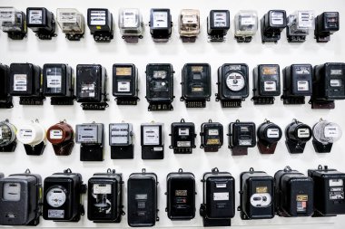 Kegums, Letonya - 30 Ekim 2024: Bir sürü antika elektrik sayacı, elektrik sayacı müzesi, elektrik zammı. Yüksek kalite fotoğraf