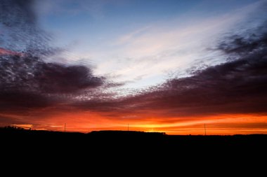 Bahar kırsalında çok güzel renkli bir günbatımı. Yüksek kalite fotoğraf