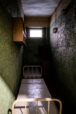 Riga, Letonya - 13 Şubat 2025: Riga 'daki The Corner House' da KGB Müzesi içi. Yeraltı hapishanesi, sorgu odaları ve idari ofis. Yüksek kalite fotoğraf