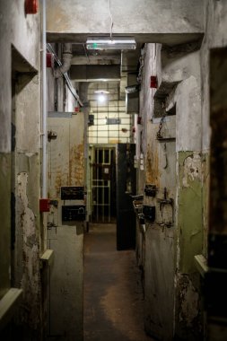 Riga, Letonya - 13 Şubat 2025: Riga 'daki The Corner House' da KGB Müzesi içi. Yeraltı hapishanesi, sorgu odaları ve idari ofis. Yüksek kalite fotoğraf