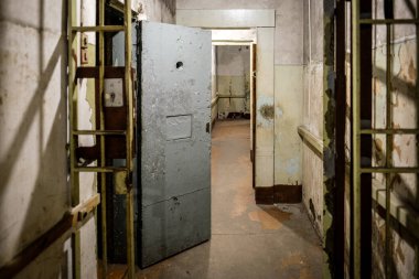 Riga, Letonya - 13 Şubat 2025: Riga 'daki The Corner House' da KGB Müzesi içi. Yeraltı hapishanesi, sorgu odaları ve idari ofis. Yüksek kalite fotoğraf