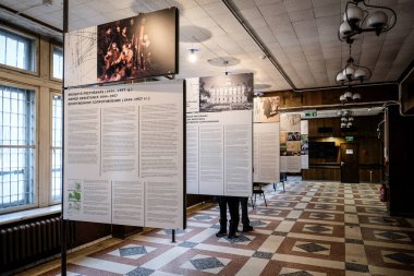 Riga, Letonya - 13 Şubat 2025: Riga 'daki The Corner House' da KGB Müzesi içi. Yeraltı hapishanesi, sorgu odaları ve idari ofis. Yüksek kalite fotoğraf