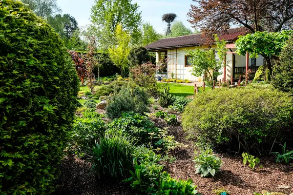 Çok güzel bir bahçe evi, düzenli ve düzenli bir bölümde. Bahçe işleri, tahsisatlar, bahçe işleri. Yüksek kalite fotoğraf