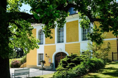 Kozel, Çek Cumhuriyeti - 2 Temmuz 2025: Kozel 'in 18. yüzyılda inşa ettiği Klasik tarzdaki av kalesi, Pilsen bölgesi, Batı Bohemya, Çek Cumhuriyeti. Yüksek kalite fotoğraf