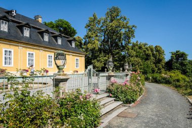 Kozel, Çek Cumhuriyeti - 2 Temmuz 2025: Kozel 'in 18. yüzyılda inşa ettiği Klasik tarzdaki av kalesi, Pilsen bölgesi, Batı Bohemya, Çek Cumhuriyeti. Yüksek kalite fotoğraf