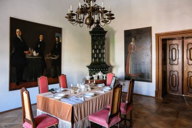 Manetin, Çek Cumhuriyeti - 2 Temmuz 2025: Manetin Barok Malikânesi, Yazın bahçeli kale ya da şato, romantik atmosfer, Parklı klasik tarzda antik aristokratik konut. Yüksek kalite fotoğraf