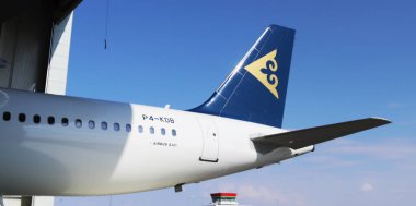 Gökyüzünde bir uçak