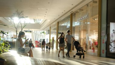 Havaalanındaki insanlar.