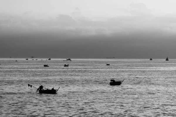 Foto Paisagem Telefoto Preto Branco Mar Com Pequeno Barco Pesca — Fotografia de Stock