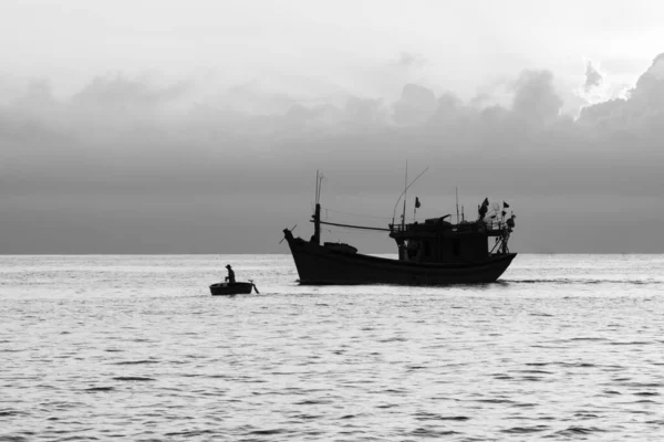 오전에 베트남 어부들 실루엣으로 바다에서 흑백의 대조를 가지고 — 스톡 사진