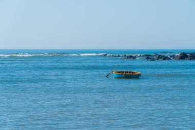 Vietnamlı bir balıkçının teknesinin demirlediği bir deniz manzarası. Deniz simgeleri ve tekneler.