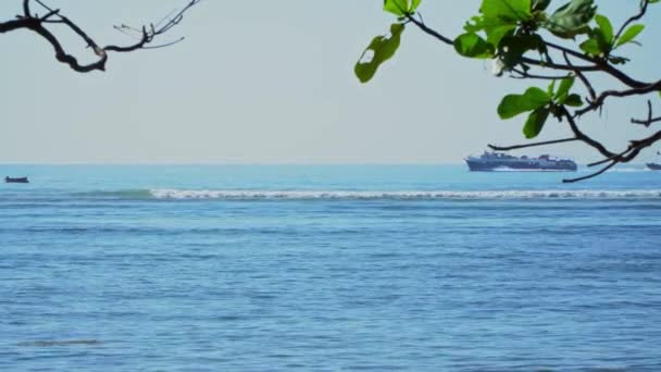 クアンナイ ベトナム 2023年6月1日 乗客船Bien Dongが通過するシースケープビデオ 朝にLyの息子島に到着するサ キー港から出発した後 — ストック動画