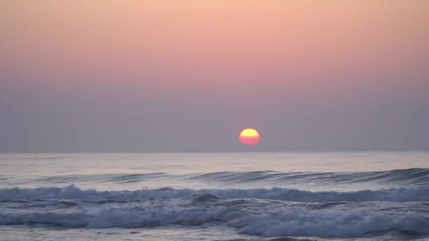 日出时带波浪的海景视频 黎明时分的海景图标 有海浪声的录像 — 图库视频影像