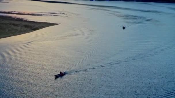 Říční Krajina Rybářskými Čluny Proplouvajícími Kolem Vytvářejícími Nádherné Třpytivé Vlnky — Stock video
