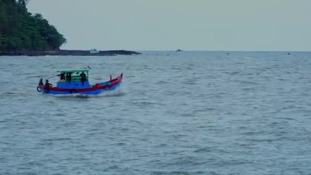 海の口で前後に実行されているベトナムの漁師の小さな漁船やボートで海 サキー河口 クアンガイ 海で働く ボートが出航した — ストック動画