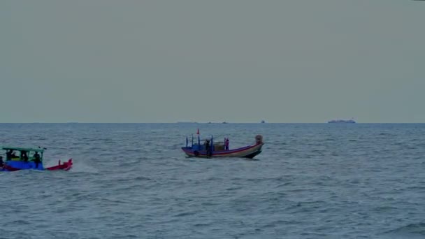 Seascape Malými Rybářskými Čluny Čluny Vietnamských Rybářů Pobíhající Sem Tam — Stock video