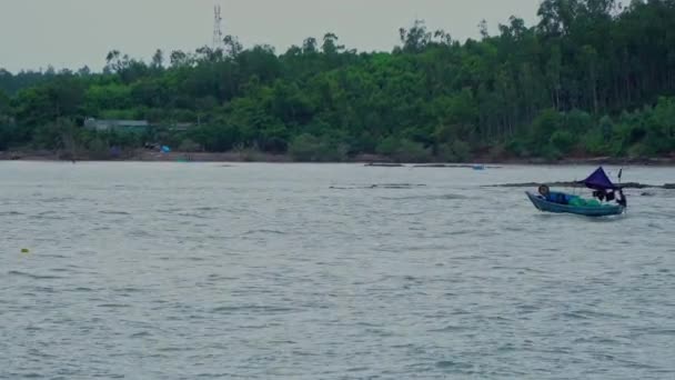 Seascape Malými Rybářskými Čluny Čluny Vietnamských Rybářů Pobíhající Sem Tam — Stock video
