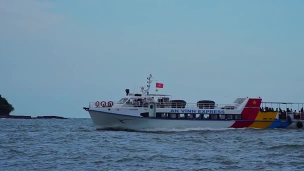 ベトナムのクアンガイ 2023年6月8日 漁師の船や漁船のスローモーション映像が海に出ています キーの現場に高速輸送列車が走っています — ストック動画