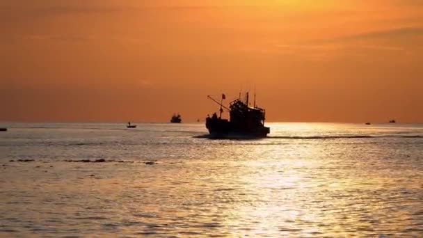 Zonsopgang Landschap Zee Met Kleurrijke Bewolkte Lucht Samen Met Silhouetten — Stockvideo