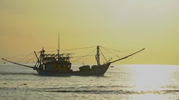 Quang Ngai Vietnam Června 2023 Rybářská Loď Rybáře Tinh Proplouvá — Stock video