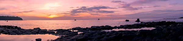 Panoramatická Fotka Mořská Krajina Sopečné Lávové Skále Peřejemi Úsvitu Barevně — Stock fotografie