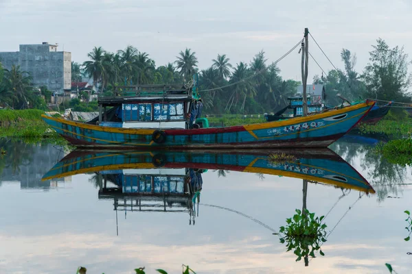 2023年6月13日 越南广州 一艘越南渔民的渔船停泊在一条平静的河流上 在水面上倒影 — 图库照片